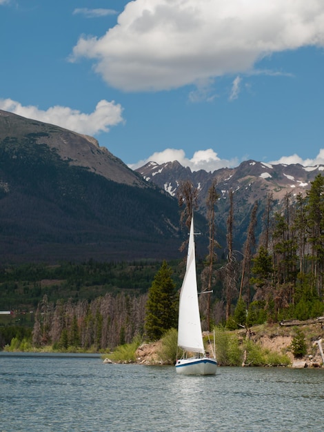 Segeln auf dem Bergsee in den Rocky Mountains. Lake Dillon, Colorado