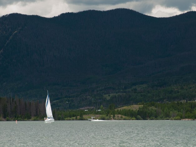 Segeln auf dem Bergsee in den Rocky Mountains. Lake Dillon, Colorado