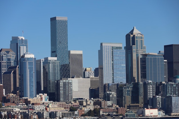 Segeln auf dem See in der Nähe der Innenstadt von Seattle