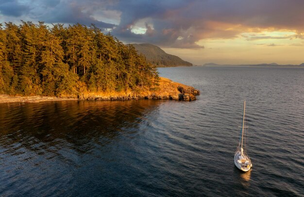 Foto segeln auf den san juan-inseln luftaufnahme eines segelbootes, das vor der lummi-insel von washington verankert ist