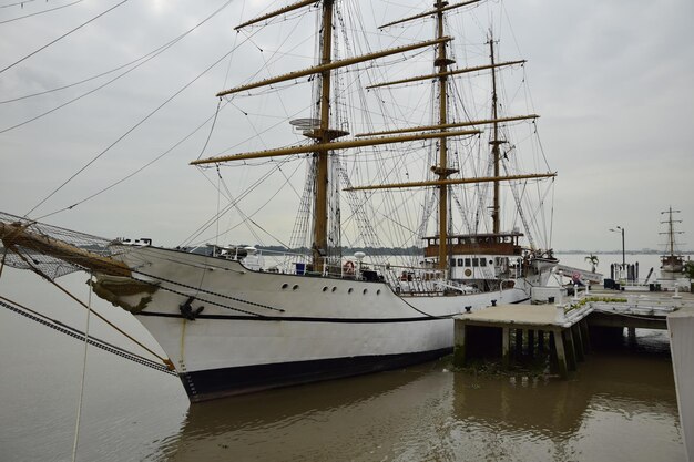 Segelschiff auf dem Pier in der Nähe des Damms Malecon 2000 in Guayaquil