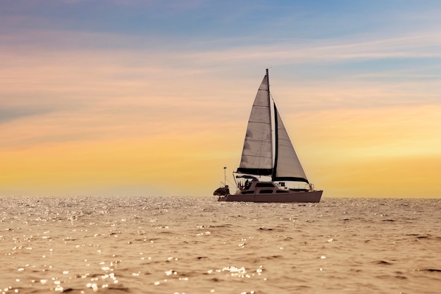 Segelschiff Luxusyacht mit weißen Segeln im Meer.