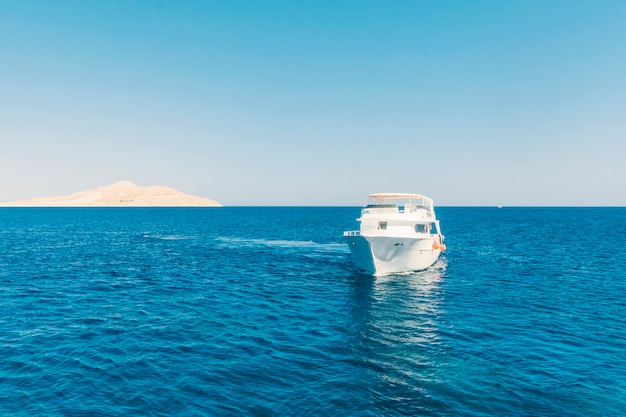 Segelschiff mit Touristen i im Roten Meer, Sharm El Sheikh, Ägypten