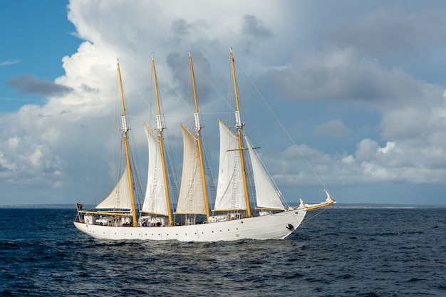 Segelschiff mit vier weißen Segeln