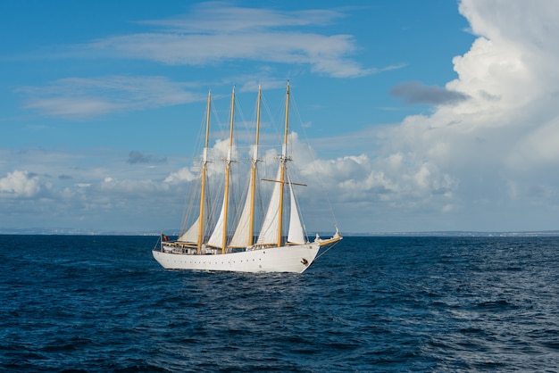 Segelschiff mit vier weißen Segeln