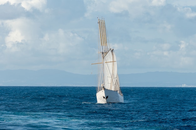 Segelschiff mit vier weißen Segeln