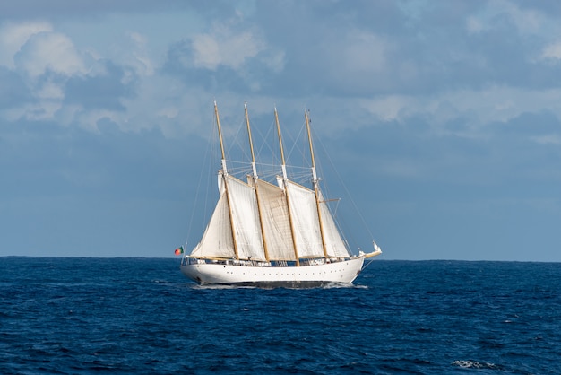 Segelschiff mit vier weißen Segeln