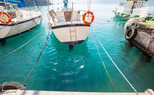 Segelyacht in der Nähe von Sea Pier in der Bucht