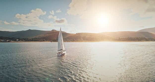 Segelyacht in Windwellen in der Bucht von Arran Island Schottland Erstaunliche Meereslandschaft in der Hafenstadt Brodick