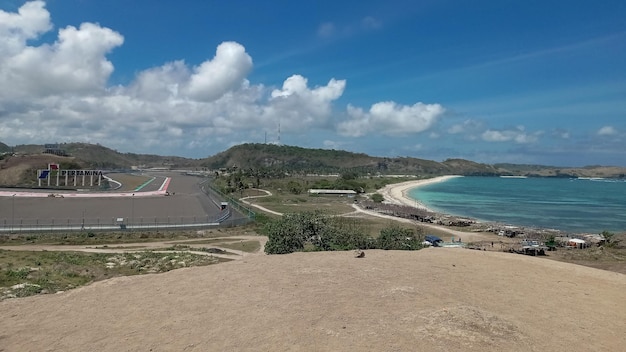 Seger-Hügel mit Blick auf das Meer und die MotoGp-Mandalika-Strecke