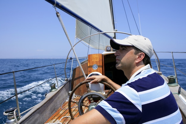 Seglersegeln im Meer. Segelboot über blau