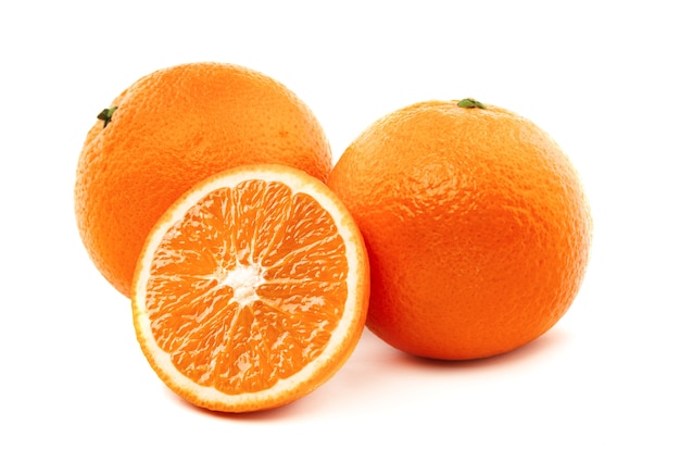 Segmentos de frutas em fatias de laranja isolados no branco