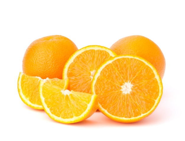 Segmentos de frutas laranja em fatias isoladas no fundo branco