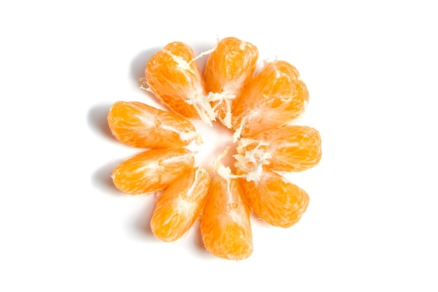 Segmentos de tangerina isolados vista superior