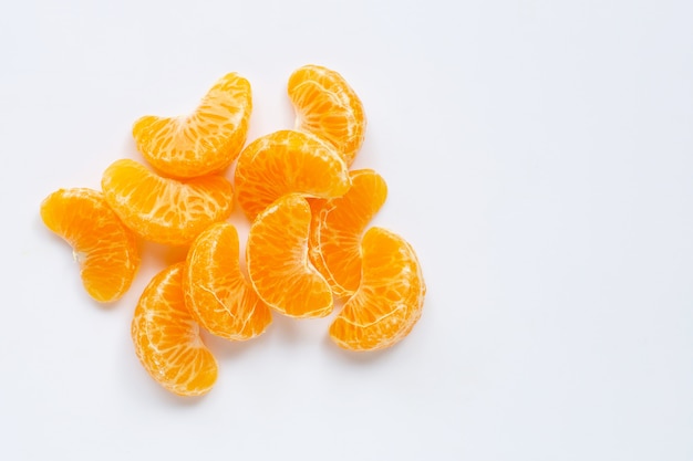 Segmentos do mandarino, laranja fresca isolada no branco.