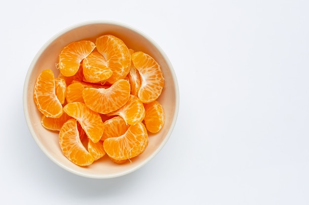 Segmentos de mandarina, naranja fresca aislado en blanco