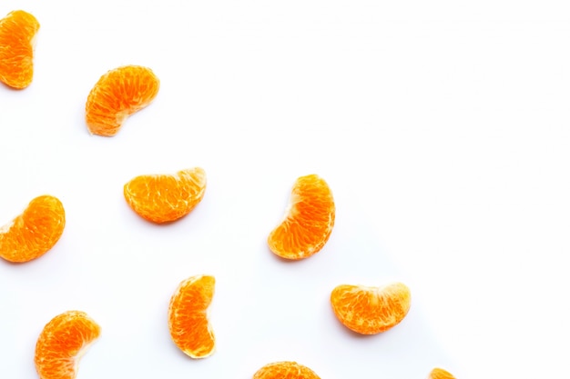 Segmentos de mandarina, naranja fresca aislado sobre fondo blanco.