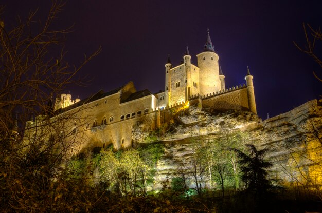 Segovia Alcazar Castle in der Nacht. Alter königlicher Palast in Segovia Spanien.