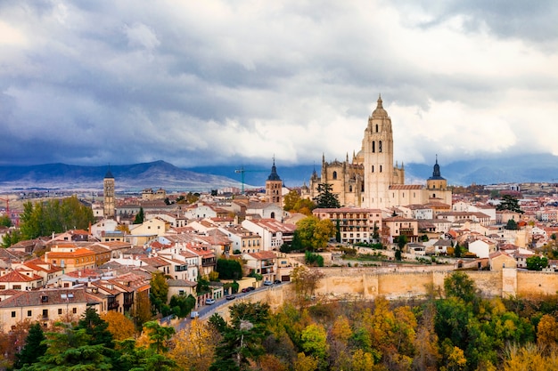 Segovia - hermosa ciudad medieval de España