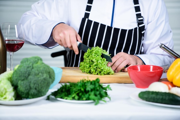 Según la receta Útil para una cantidad significativa de métodos de cocción Procesos básicos de cocción Hombre maestro de cocina o aficionado a la cocina de alimentos Cuchillo afilado para cortar verduras Preparar ingrediente para cocinar