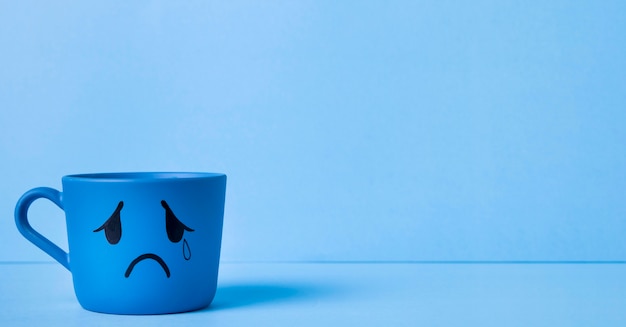 Foto segunda-feira azul com caneca lacrimosa e espaço de cópia