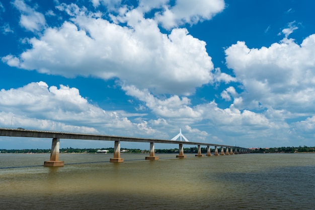 Segunda Ponte da Amizade Thai-Lao em Mukdahan, Tailândia