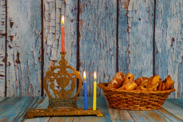 Foto segundo día de hanukkah con velas encendidas de hanukkah candelabro tradicional de hanukkiah