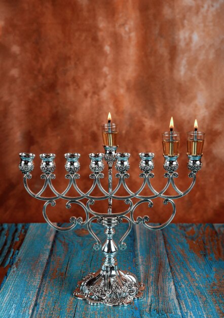 Foto segundo día de hanukkah con velas encendidas de hanukkah candelabro tradicional de hanukkiah