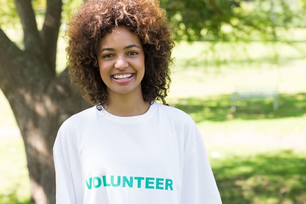 Foto segura mujer voluntaria en el parque