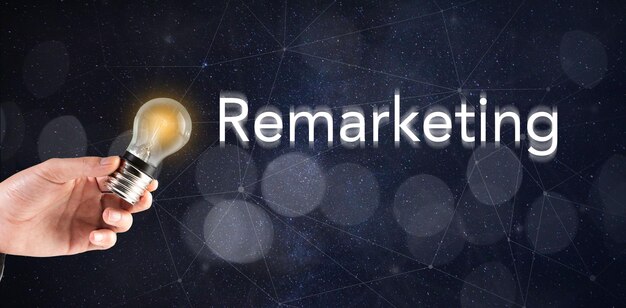 Segura uma lâmpada e remarketing