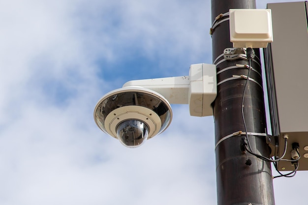 Segurança cctv moderna redonda nova câmera branca 360 na rua da cidade