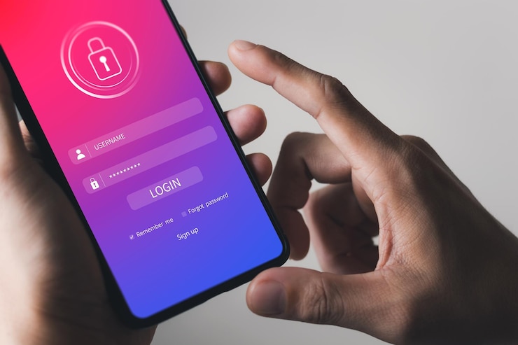 Foto segurança cibernética internet e conceito de rede close up de mão segurando smartphone segurança de informações e criptografia acesso seguro a informações pessoais dos usuários acesso seguro à internet
