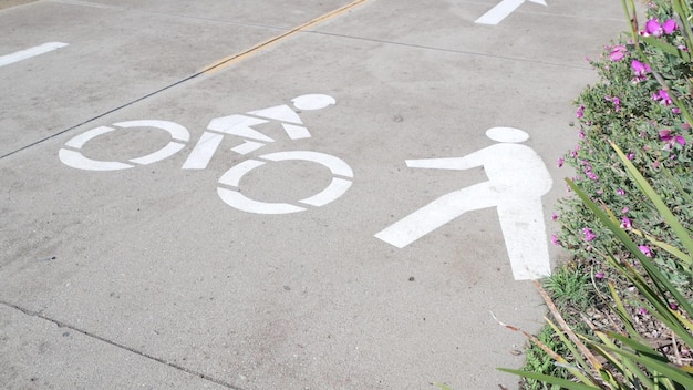Segurança de ciclismo ou ciclovia na marcação de linha dos eua no ciclista de asfalto