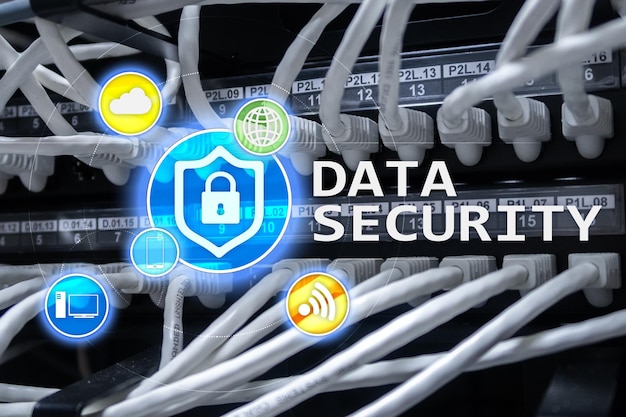 Segurança de dados prevenção de crimes cibernéticos Proteção de informações digitais Ícones de bloqueio e fundo da sala do servidor