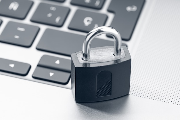 Foto segurança do computador, conceito de proteção de segurança de dados. cadeado fechado em laptop moderno