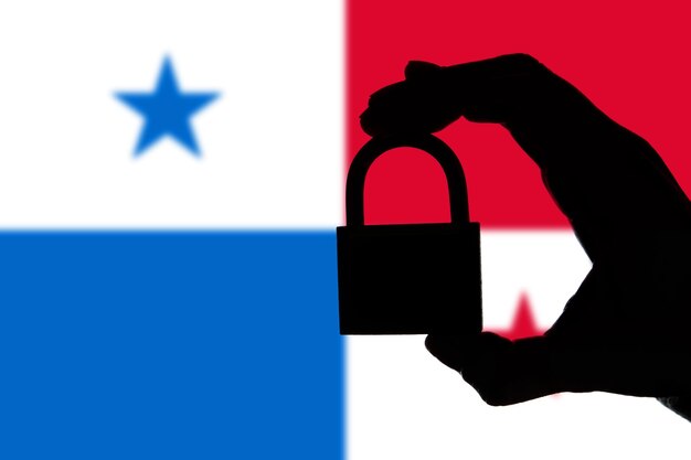 Segurança do Panamá Silhueta de mão segurando um cadeado sobre a bandeira nacional