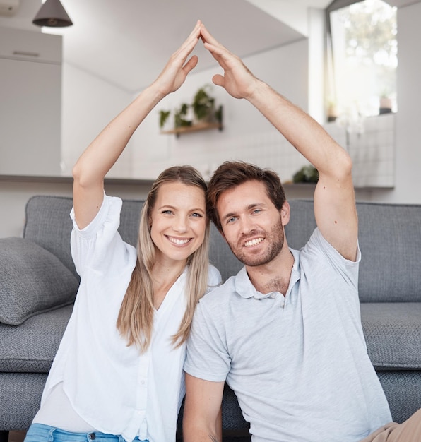 Segurança imobiliária e casal com mãos no telhado para investimento em segurança e seguro em sua casa Propriedade feliz e retrato de um homem e uma mulher com um sorriso para o futuro em sua nova casa juntos