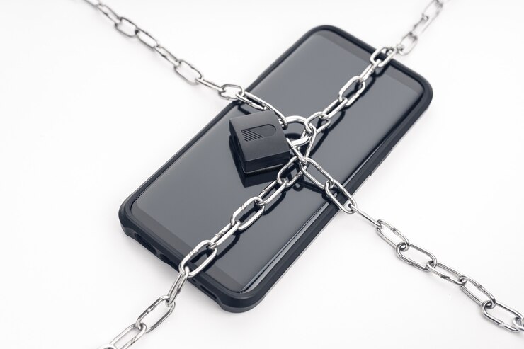 Foto segurança no smartphone, corrente e cadeado no smartphone. segurança cibernética no conceito de dispositivos digitais