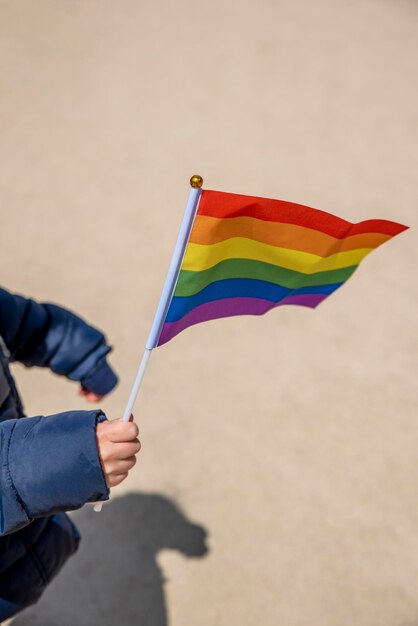 Segurando a bandeira do arco-íris do símbolo do orgulho gay