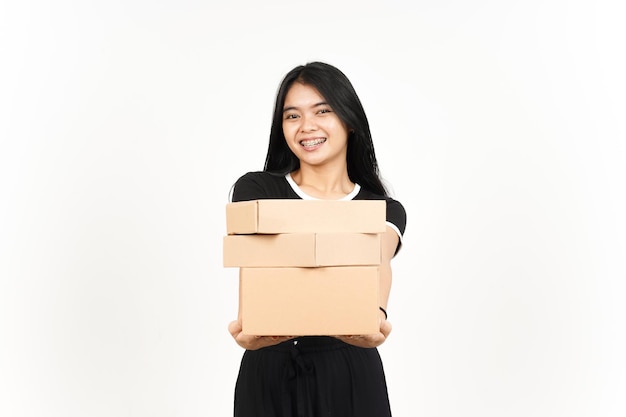 Segurando a caixa do pacote ou caixa de papelão da bela mulher asiática isolada no fundo branco