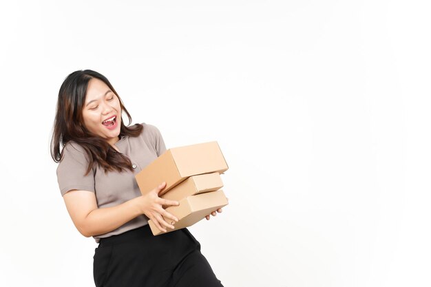 Segurando a caixa do pacote ou caixa de papelão da bela mulher asiática isolada no fundo branco