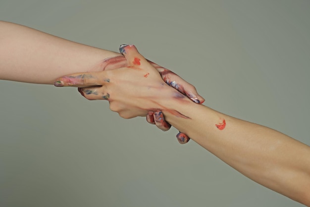 Segurando a mão de perto, dando um resgate de mão amiga, gesto de ajuda ou relações de salvação de mãos supp