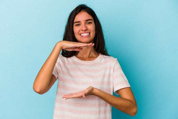 Segurando algo com ambas as mãos apresentação do produto