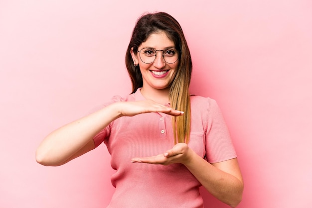 Segurando algo com ambas as mãos apresentação do produto