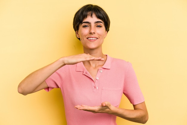 Segurando algo com ambas as mãos apresentação do produto