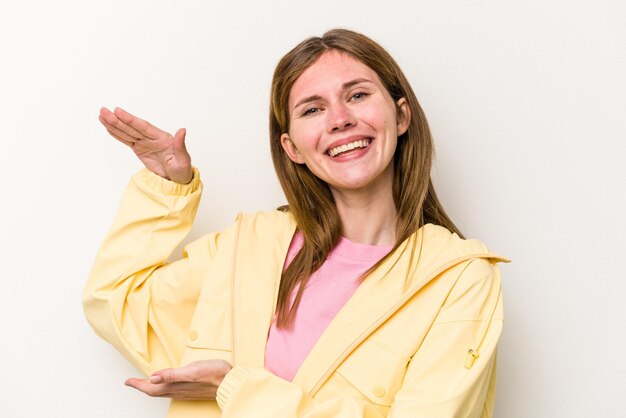 Segurando algo pequeno com o dedo indicador sorrindo e confiante