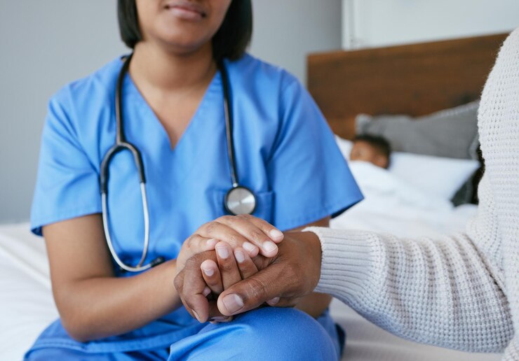 Foto segurando as mãos em casa e enfermeiro com o paciente para apoio na consulta ou discussão de cuidados de saúde esperança médica e cuidador com a pessoa para tratamento de check-up ou diagnóstico em instalação de enfermagem