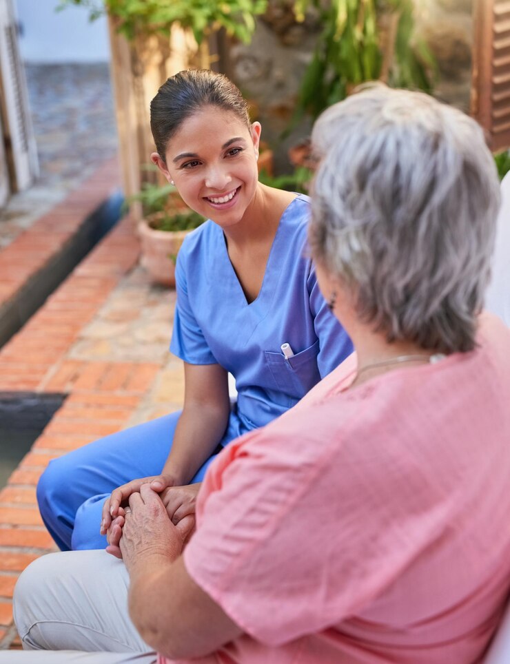 Foto segurando as mãos felizes e enfermeira com mulher idosa no jardim para terapia e bondade discussão de saúde mental e trabalhador médico ou cuidador e apoio para mulher aposentada em casa de repouso