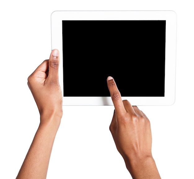 Segurando e apontando para uma tela em branco no tablet digital. Mãos femininas afro-americanas usando dispositivo com tela em branco, espaço de cópia para propaganda, isolado no fundo branco