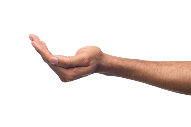 Foto segurando ou oferecendo. mão masculina afro-americana estendida, homem mantendo a palma da mão vazia no fundo branco isolado